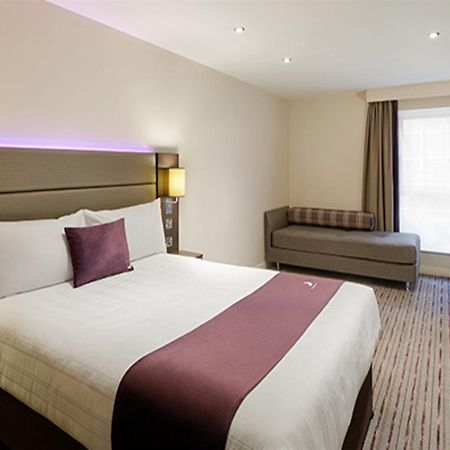 Premier Inn Premier Inn Bagshot Esterno foto