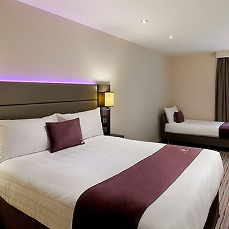 Premier Inn Premier Inn Bagshot Esterno foto