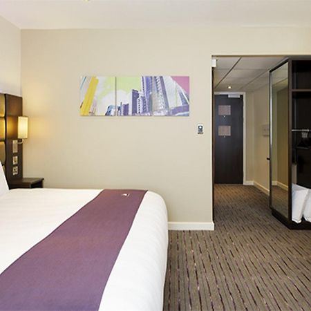 Premier Inn Premier Inn Bagshot Esterno foto
