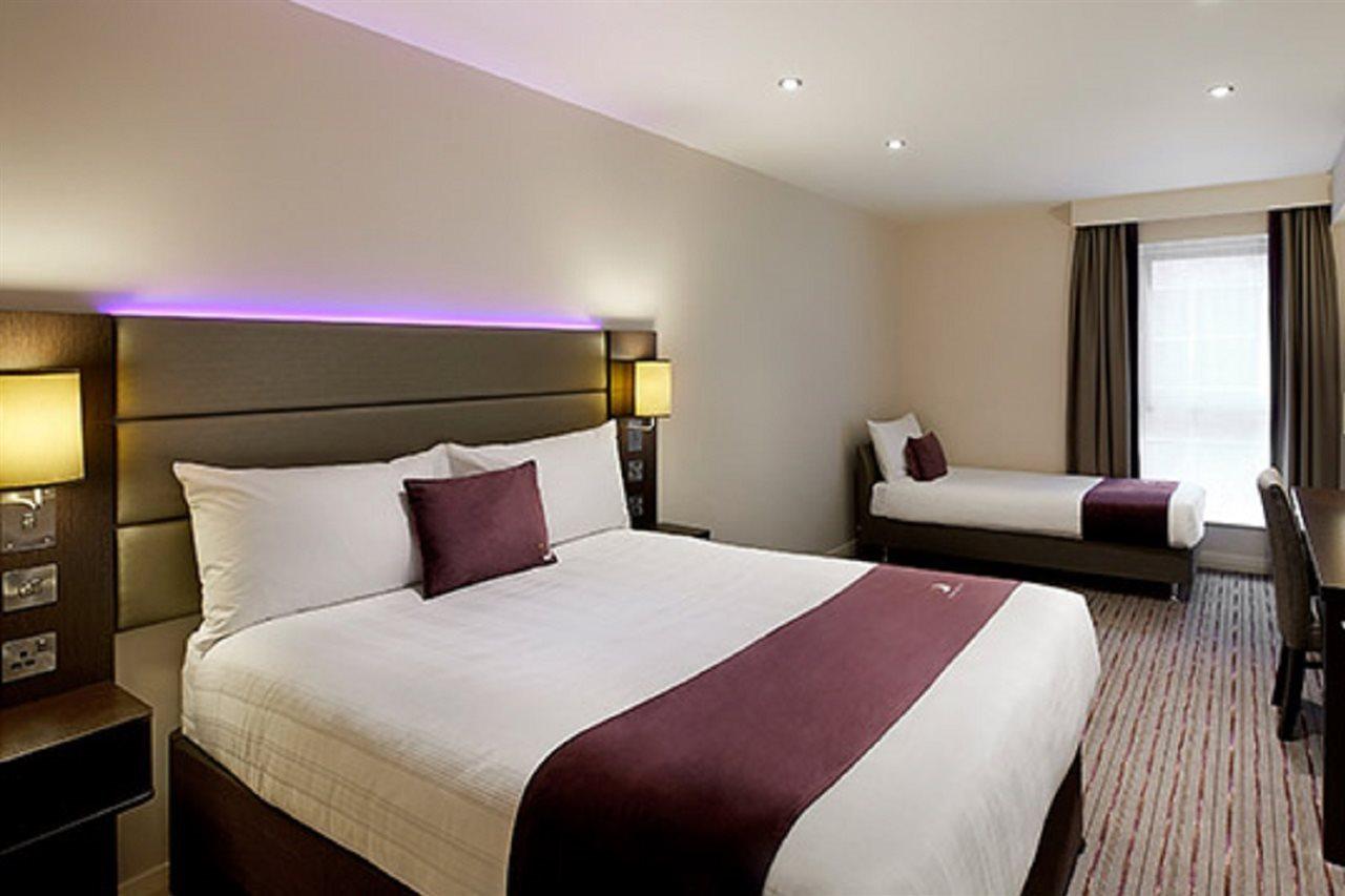 Premier Inn Premier Inn Bagshot Esterno foto