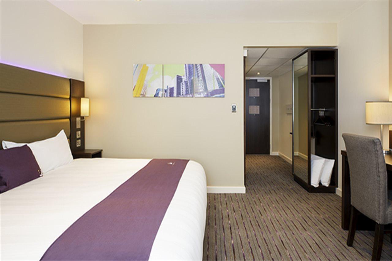 Premier Inn Premier Inn Bagshot Esterno foto
