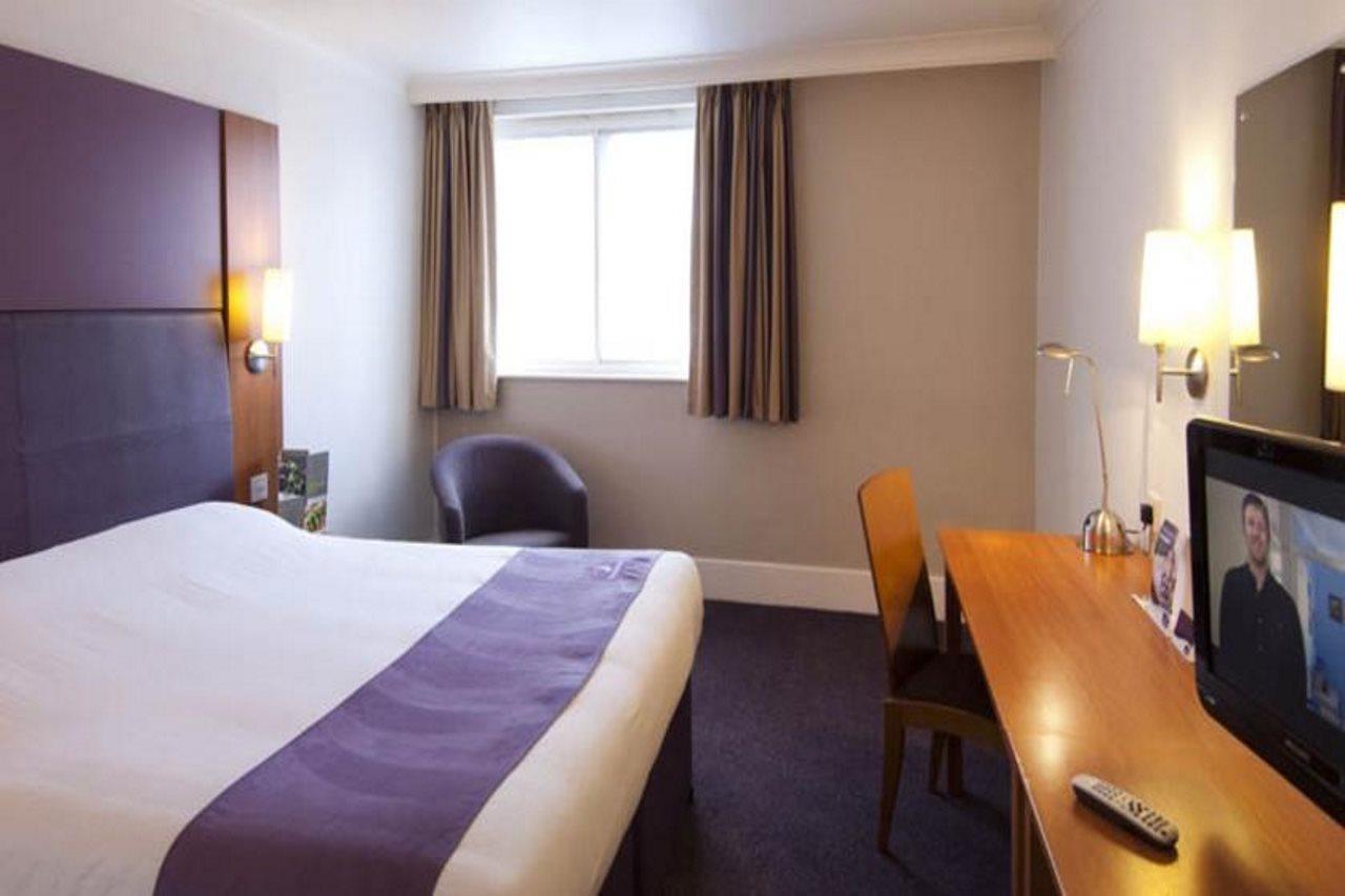 Premier Inn Premier Inn Bagshot Esterno foto