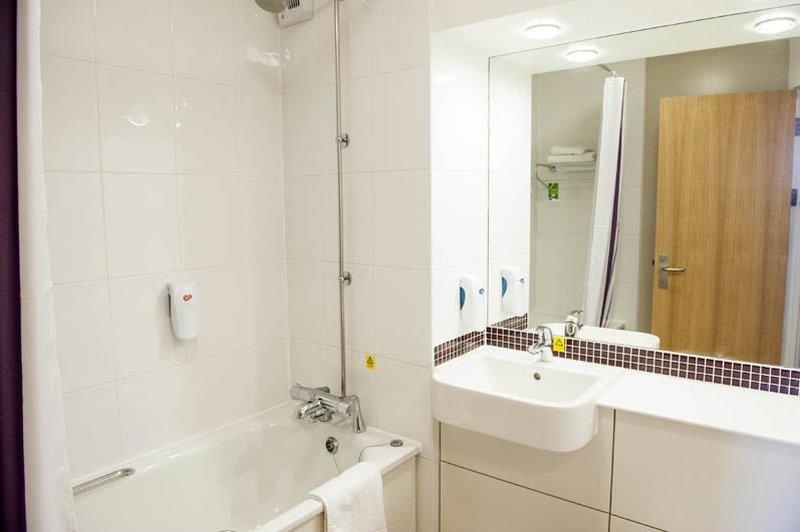 Premier Inn Premier Inn Bagshot Esterno foto