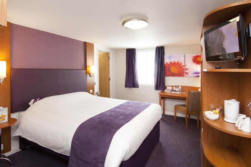 Premier Inn Premier Inn Bagshot Esterno foto