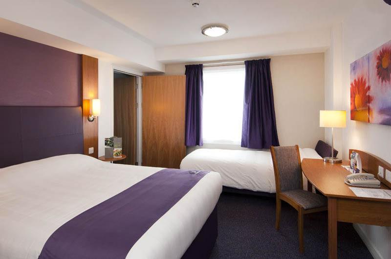 Premier Inn Premier Inn Bagshot Esterno foto